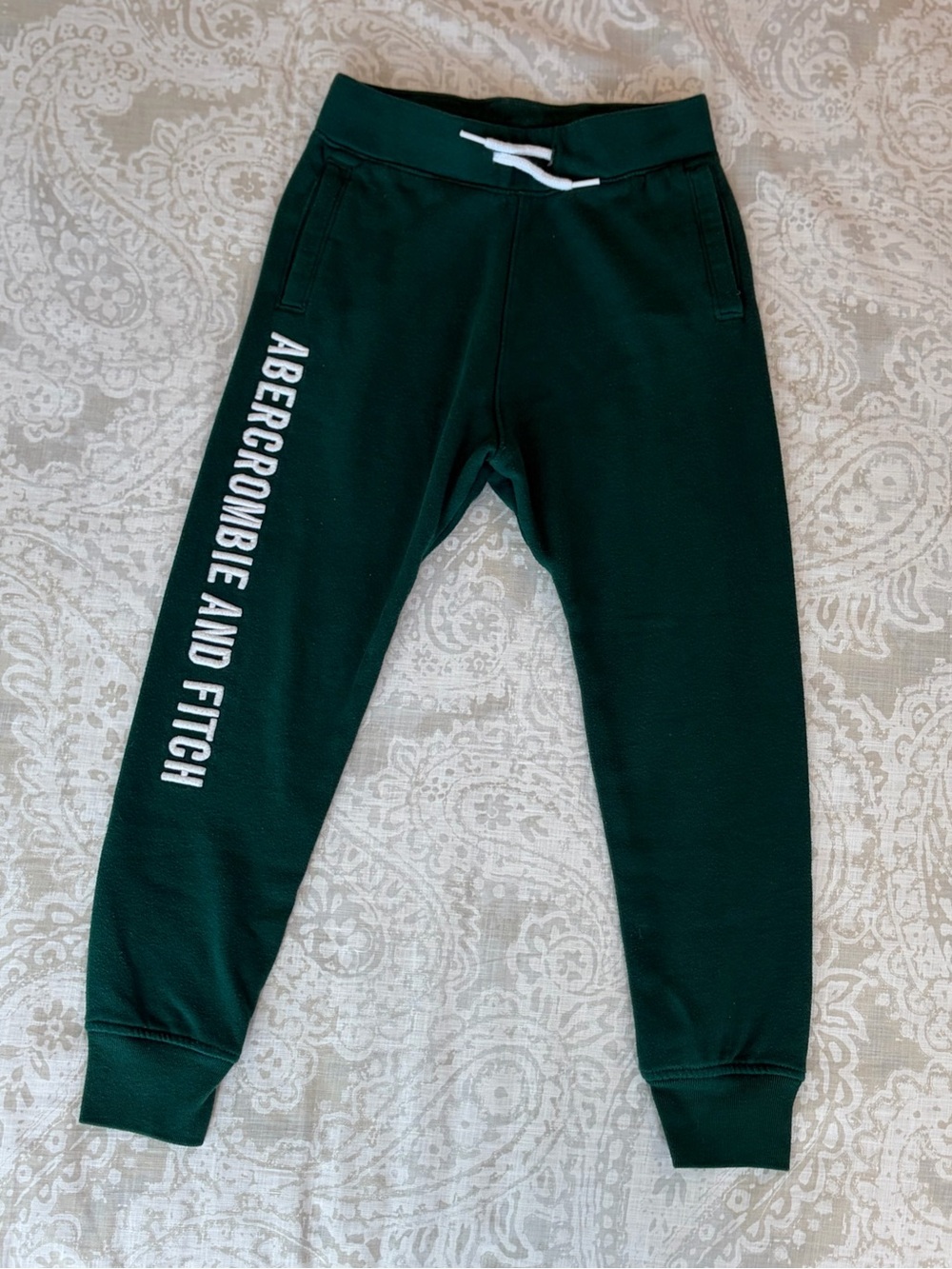 Size 7/8 | Abercrombie kids Green sweatpants with white drawstrings